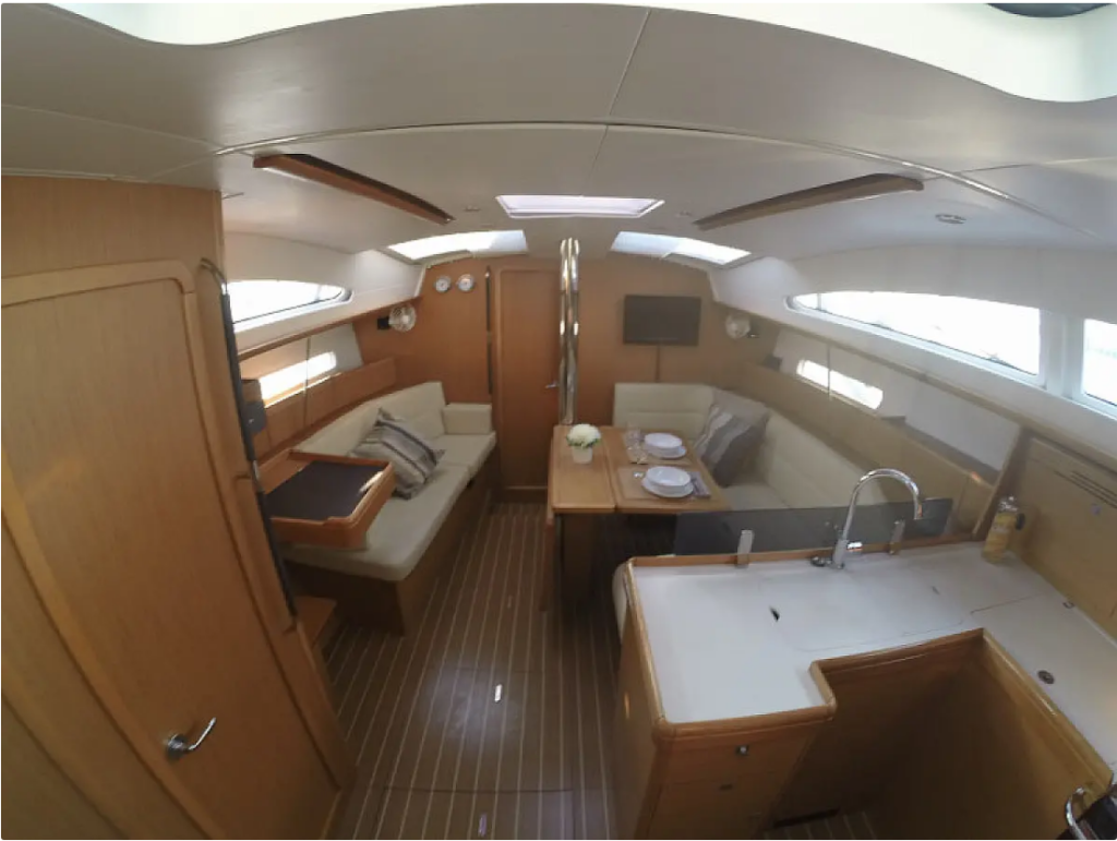 Sailing yacht 