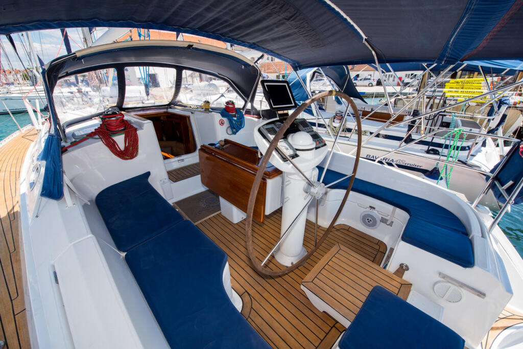 Sailing yacht 