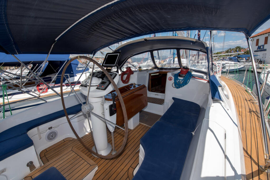 Sailing yacht 