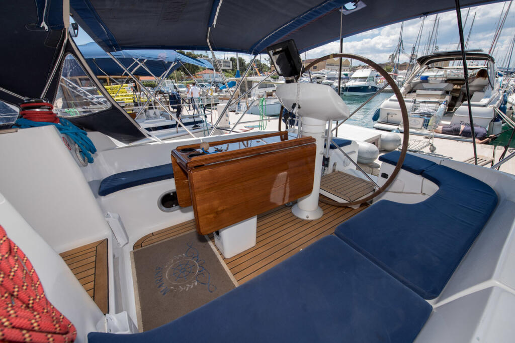 Sailing yacht 