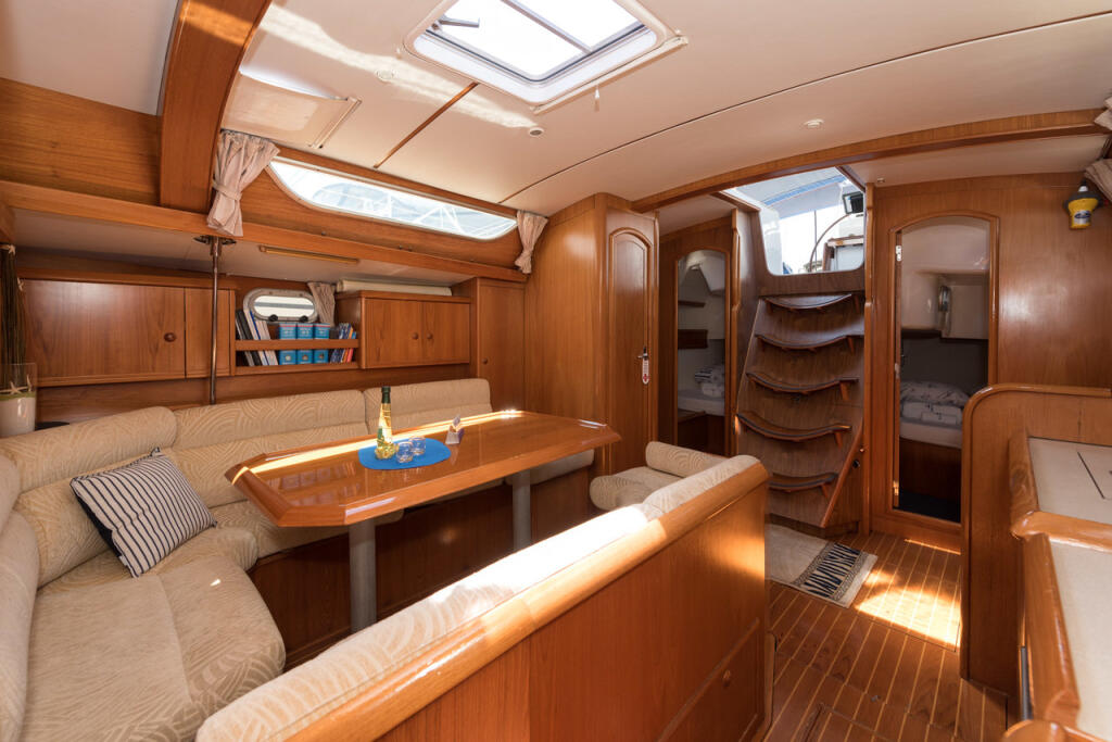 Sailing yacht 