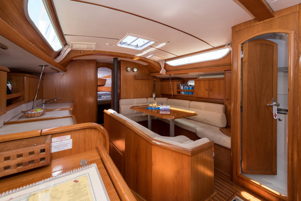 Sailing yacht 