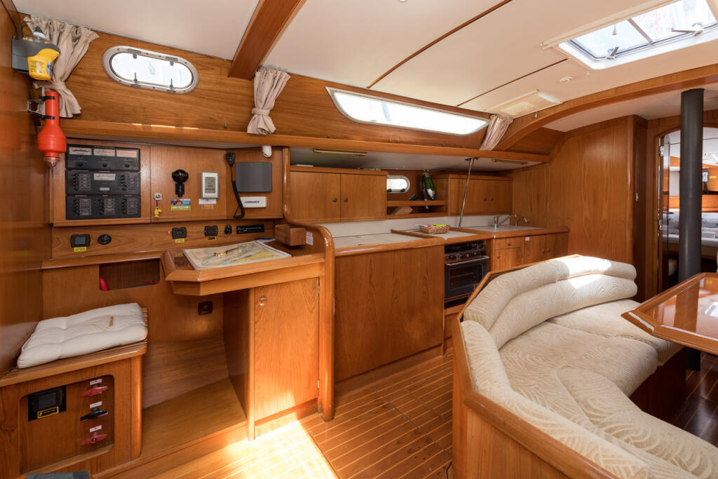 Sailing yacht 