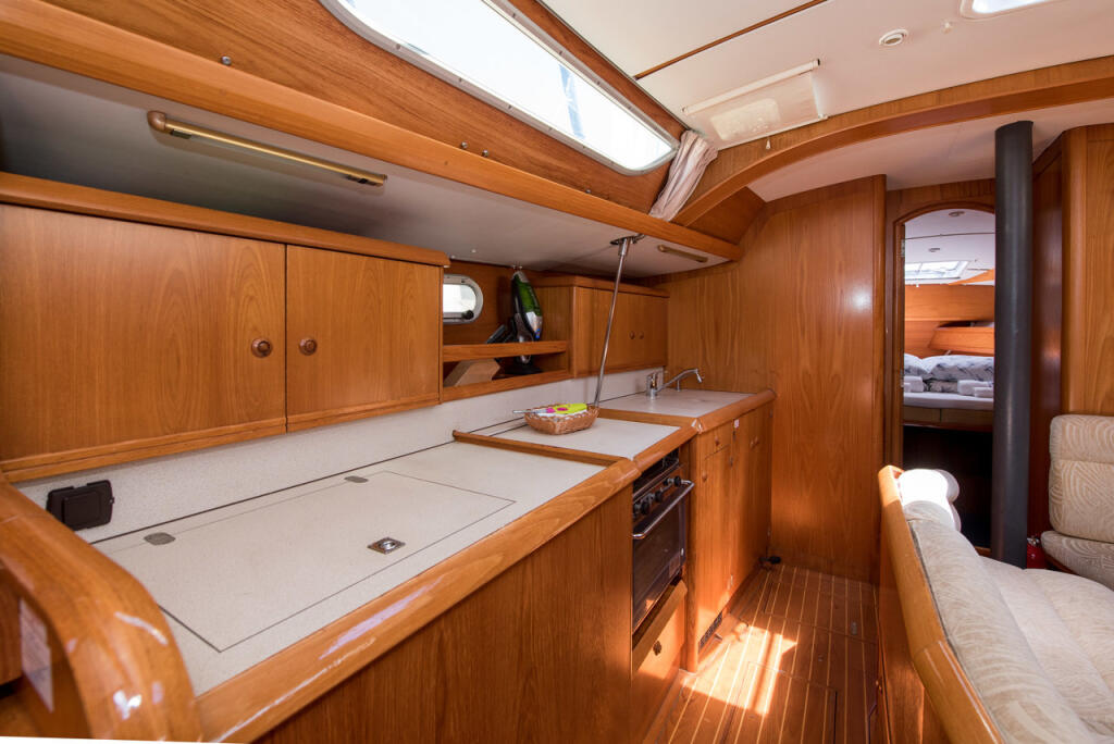Sailing yacht 