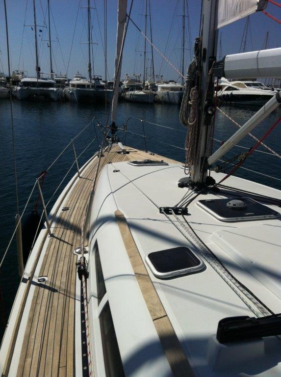Sailing yacht 