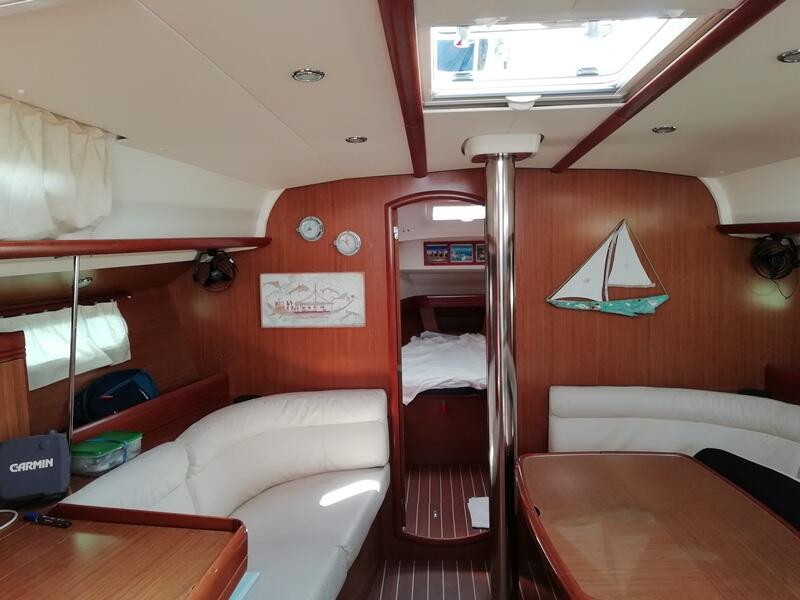 Sailing yacht 
