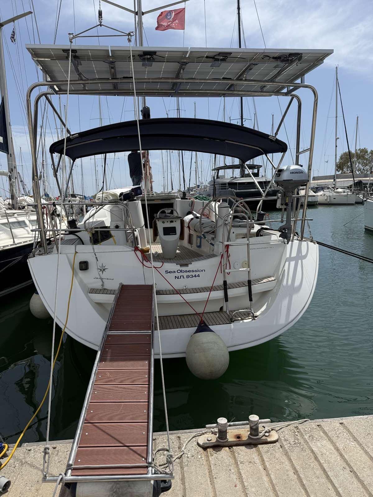 Sailing yacht 