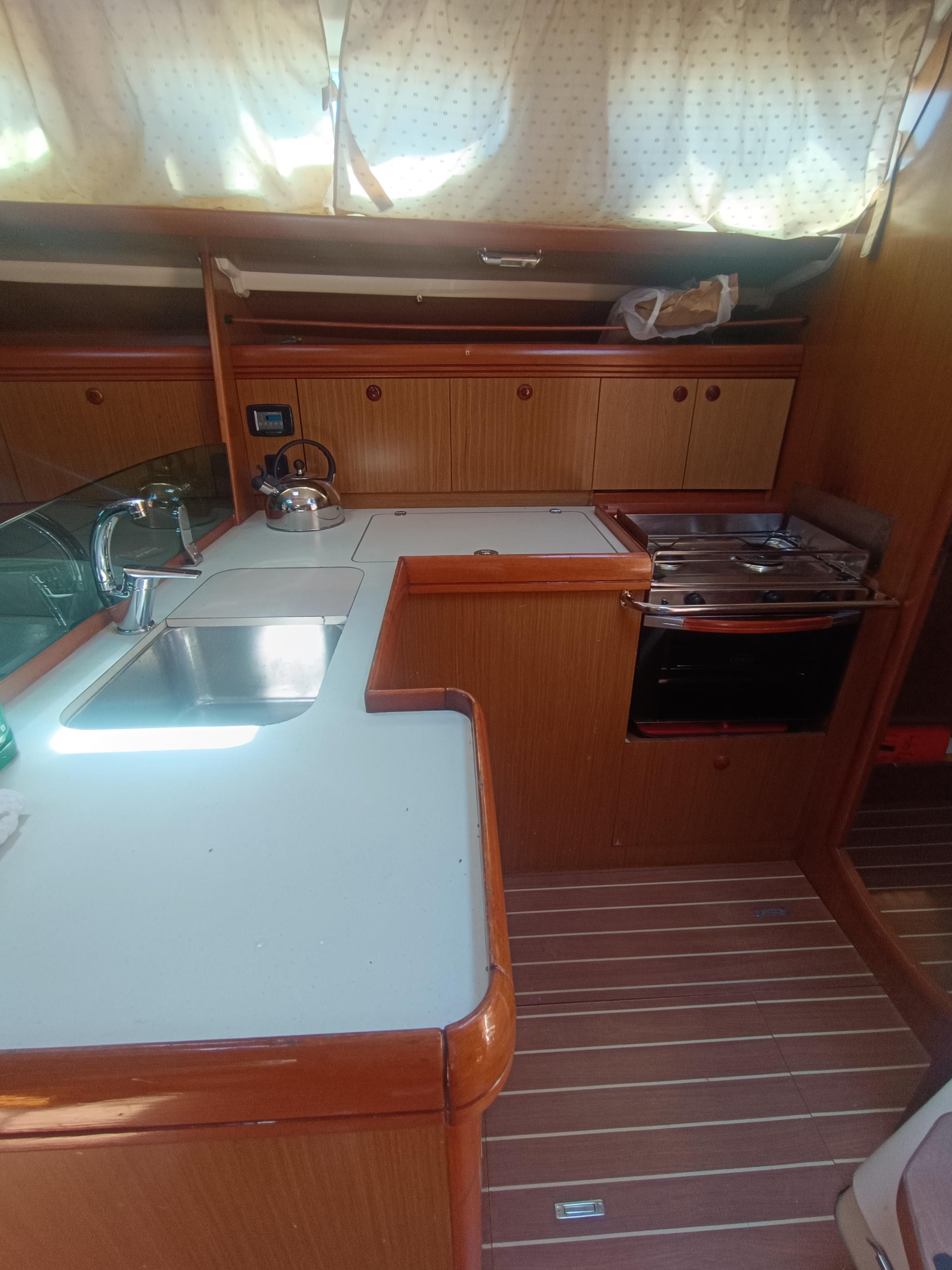 Sailing yacht 