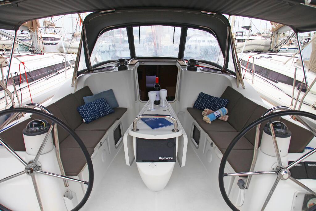 Sailing yacht 