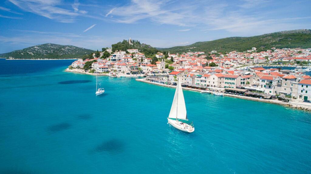 Sailing yacht 
