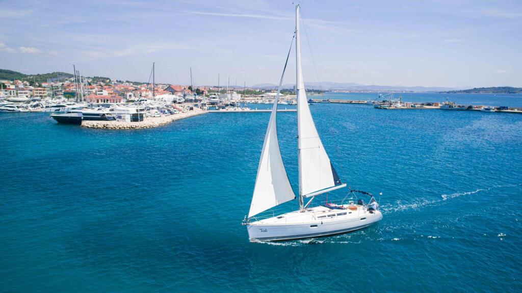 Sailing yacht 