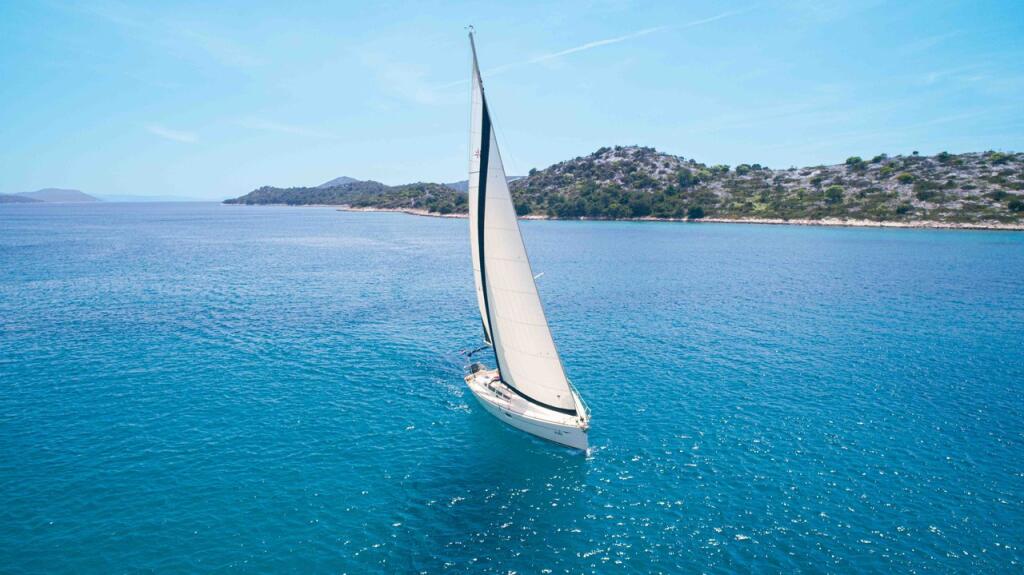 Sailing yacht 