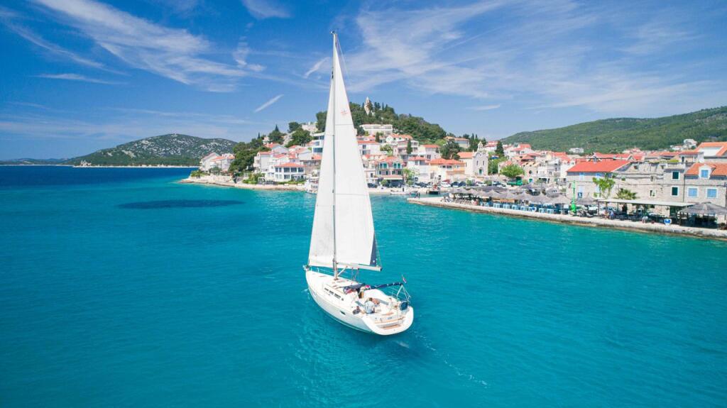 Sailing yacht 