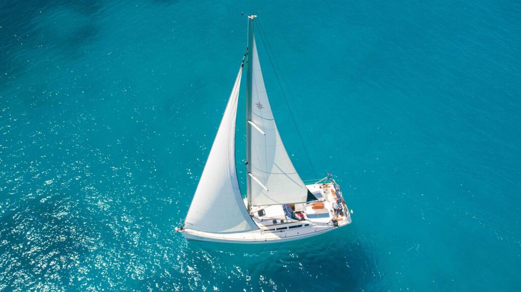 Sailing yacht 