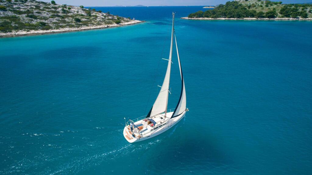 Sailing yacht 