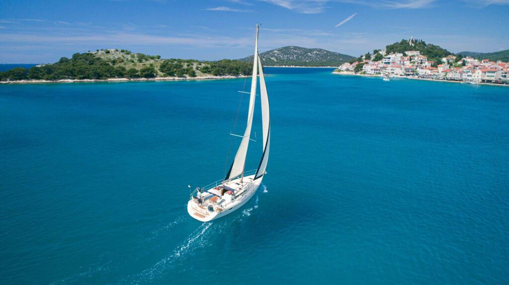 Sailing yacht 