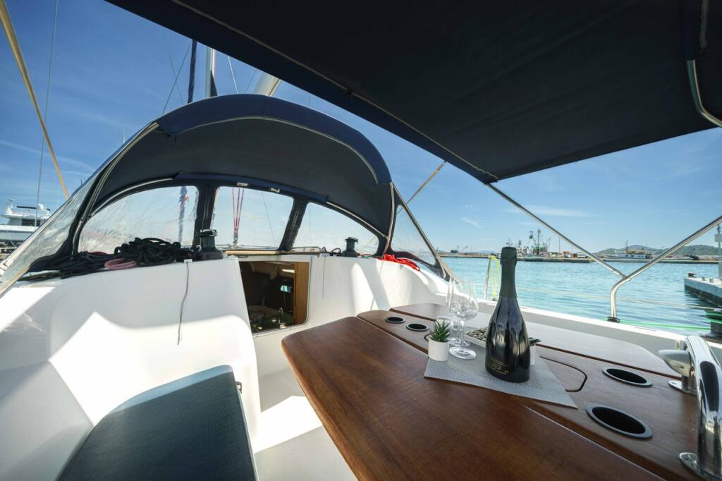 Sailing yacht 