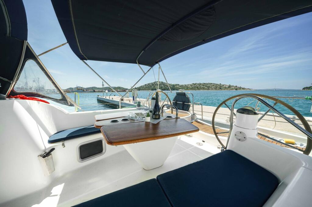 Sailing yacht 