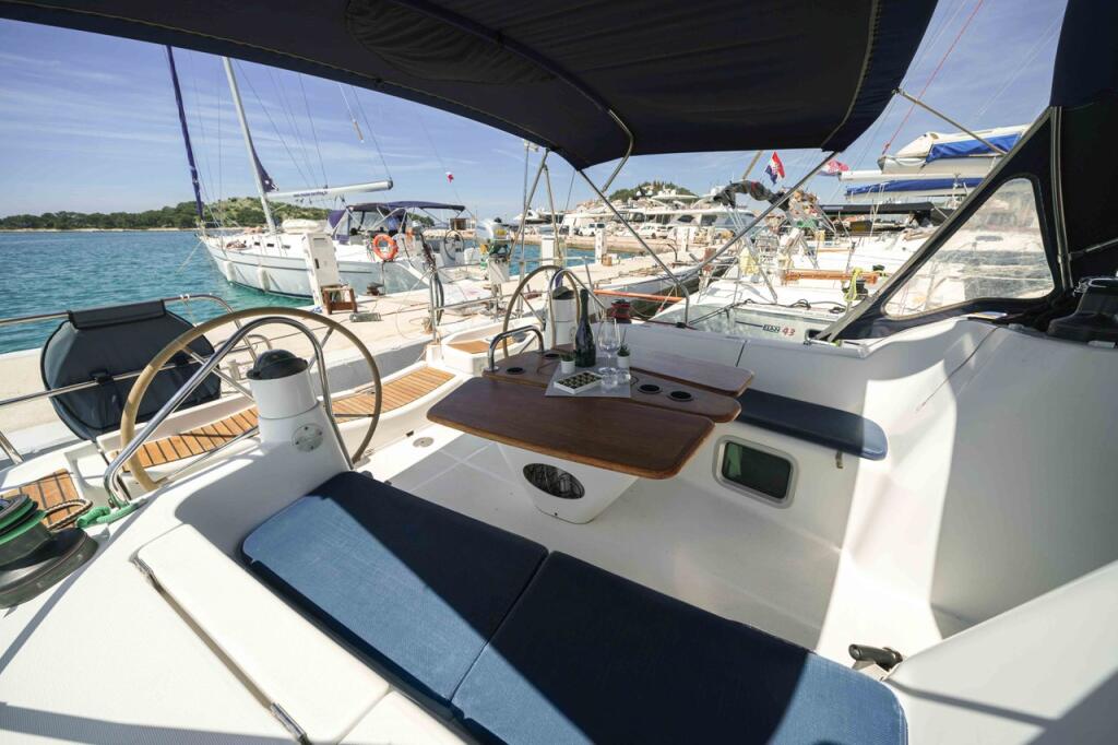 Sailing yacht 