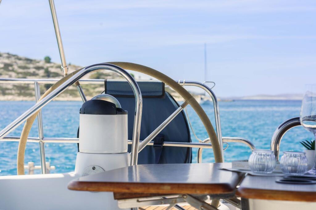 Sailing yacht 