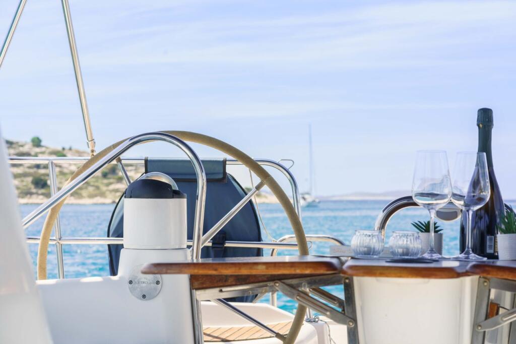 Sailing yacht 