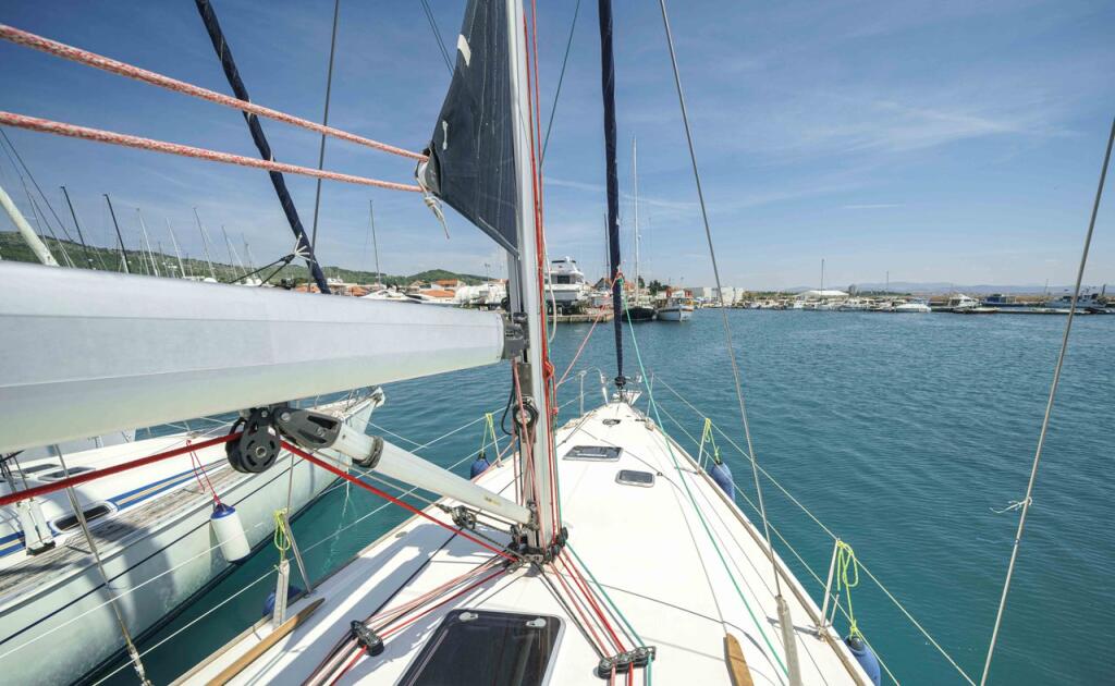 Sailing yacht 