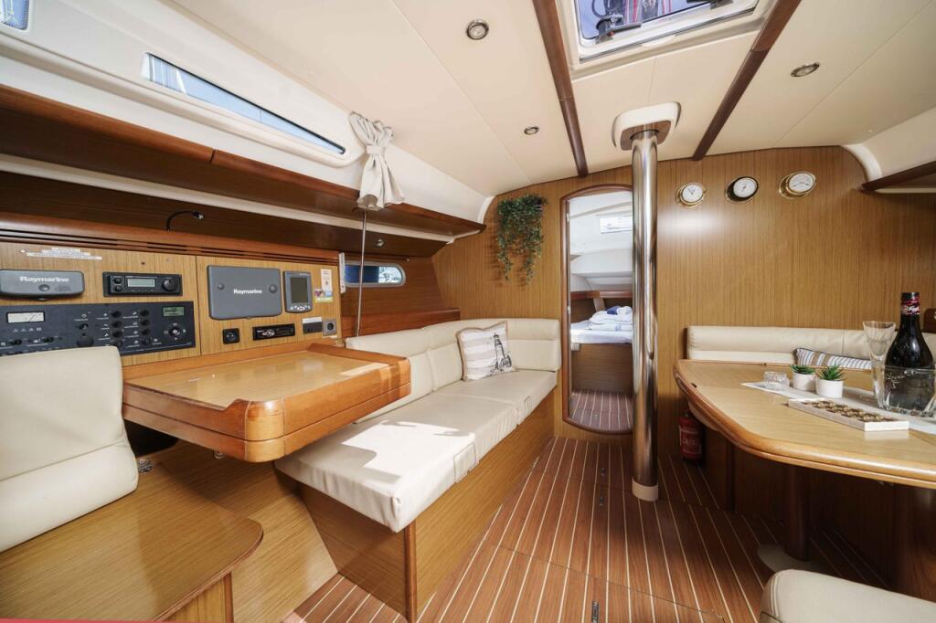 Sailing yacht 