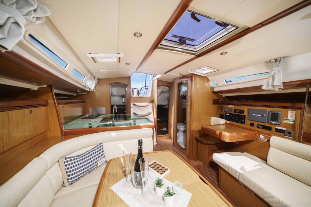 Sailing yacht 