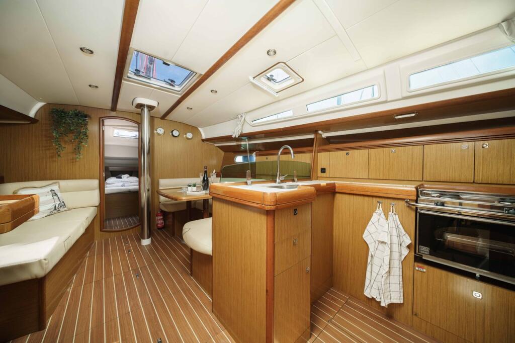 Sailing yacht 