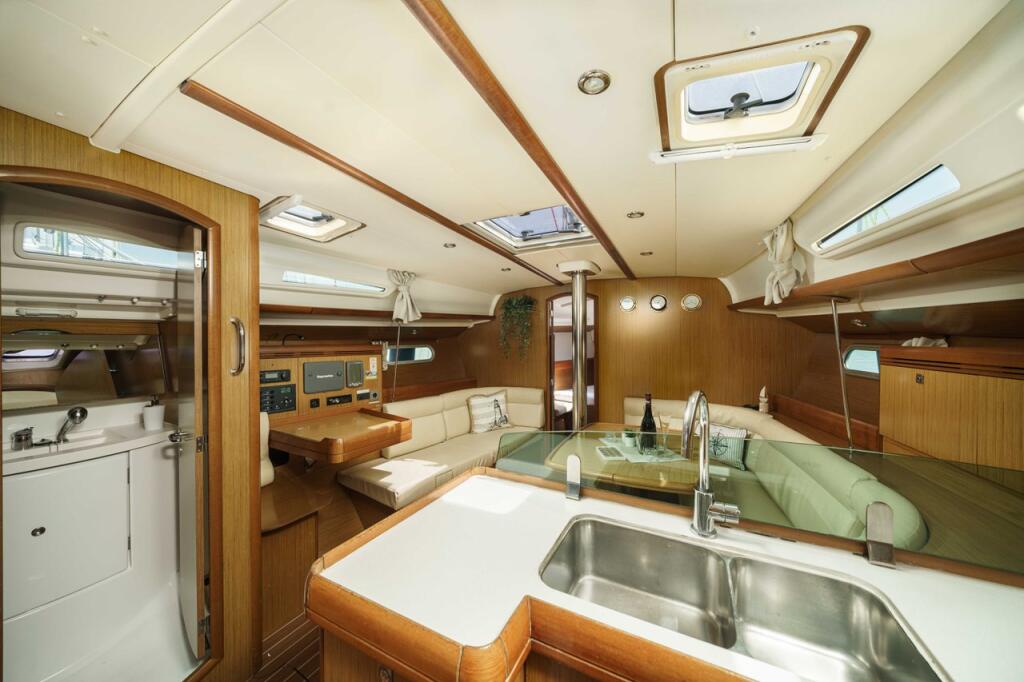 Sailing yacht 