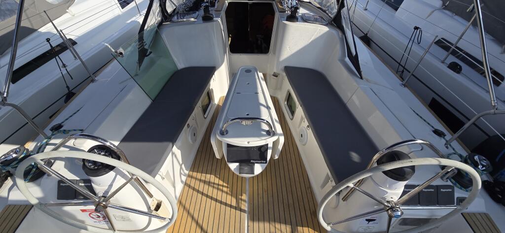 Sailing yacht 