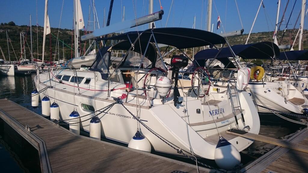 Sailing yacht 