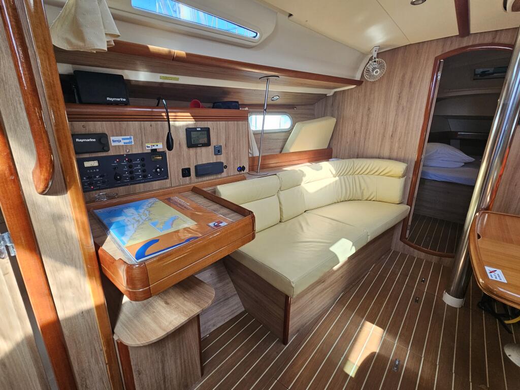 Sailing yacht 