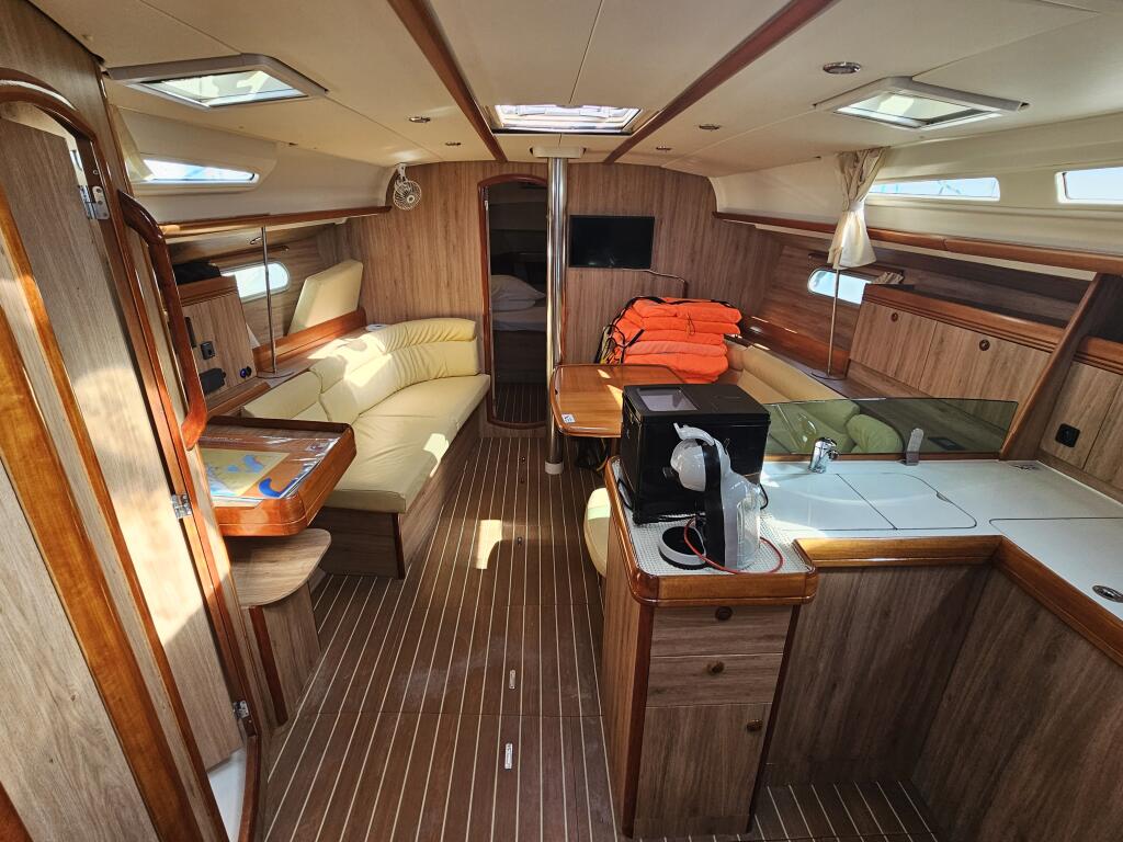 Sailing yacht 