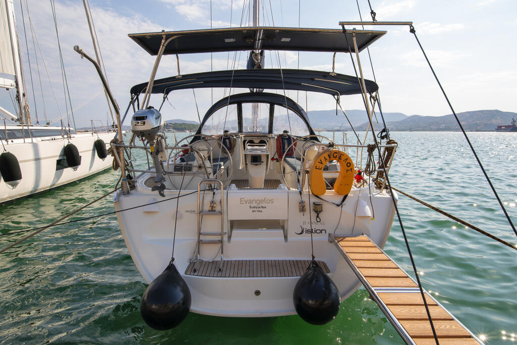 Sailing yacht 