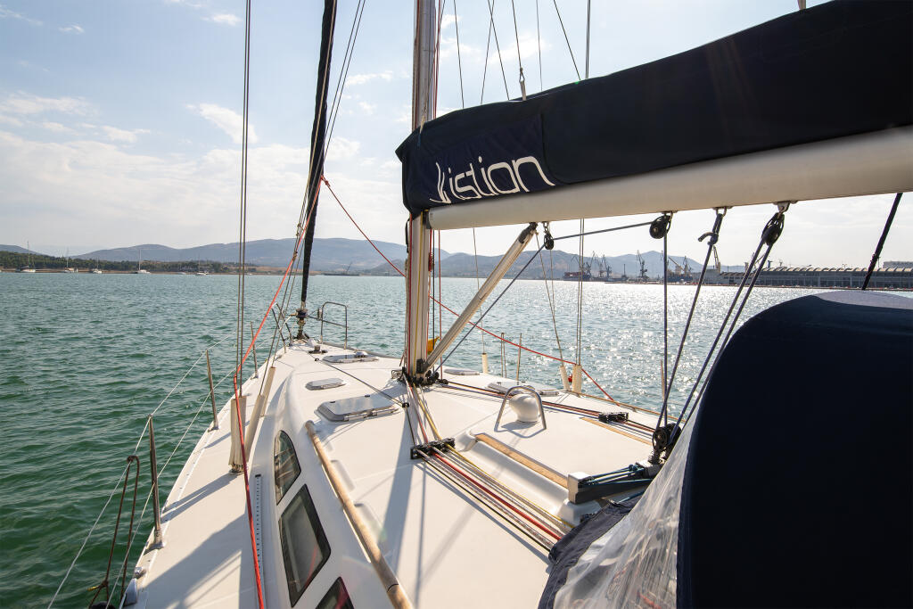 Sailing yacht 