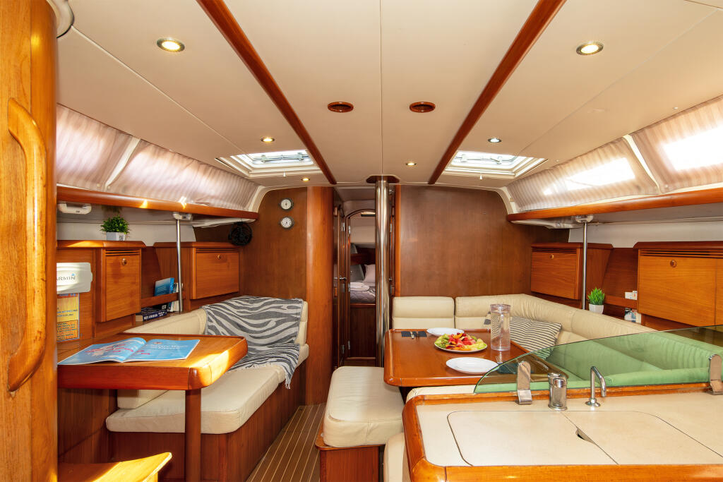 Sailing yacht 
