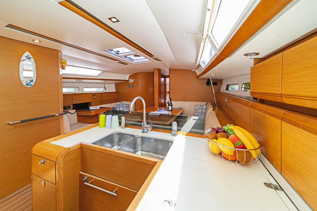 Sailing yacht 