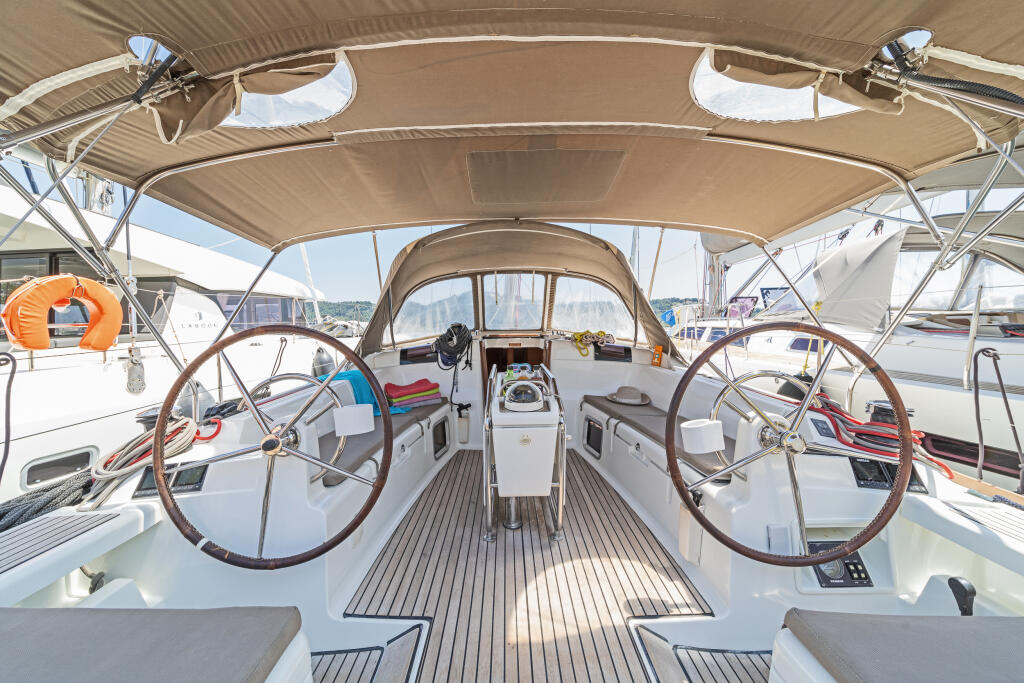 Sailing yacht 