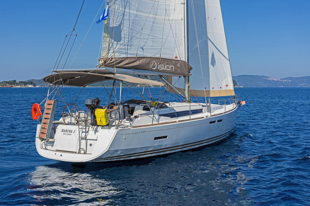 Sailing yacht 