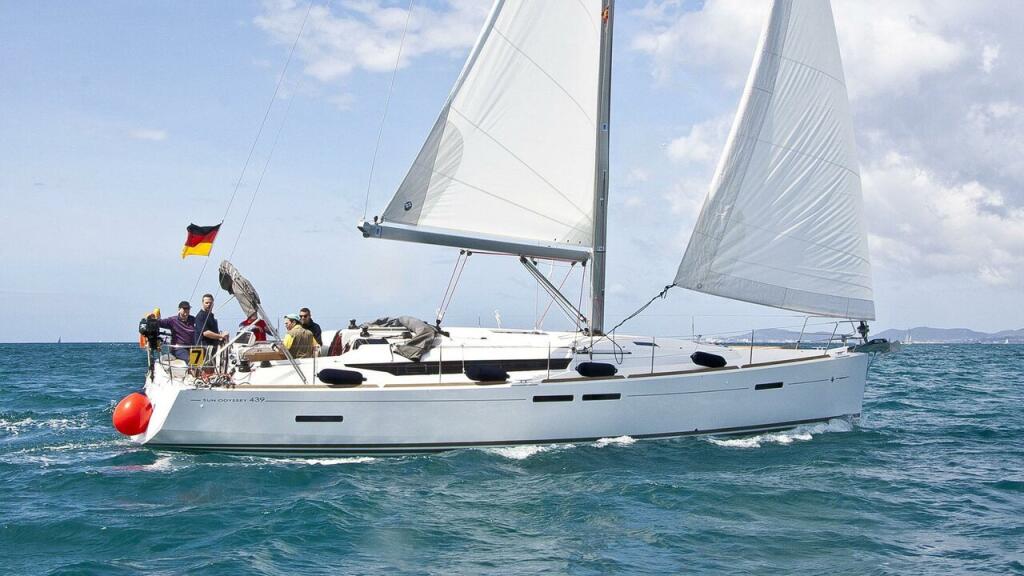 Sailing yacht 