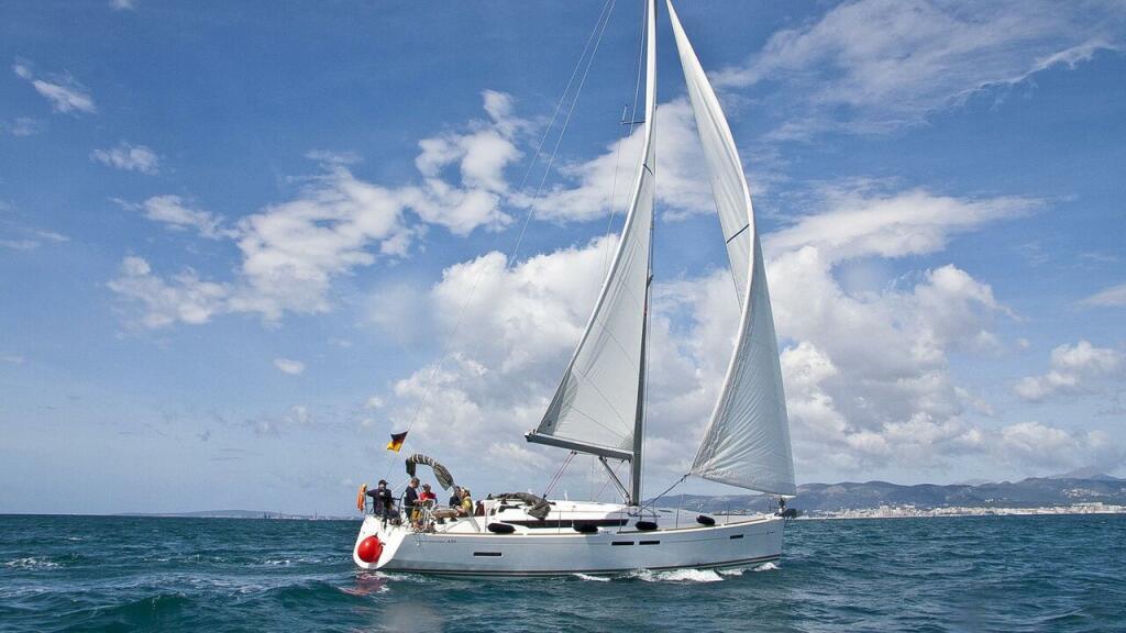 Sailing yacht 