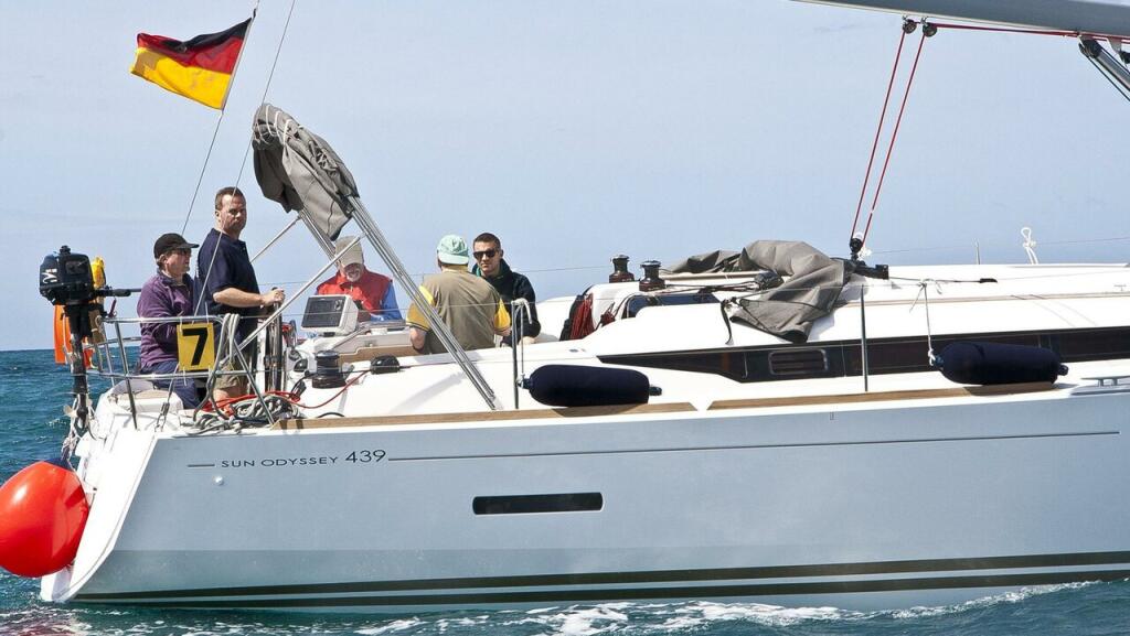 Sailing yacht 