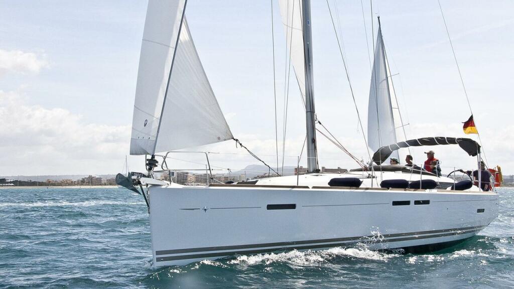 Sailing yacht 