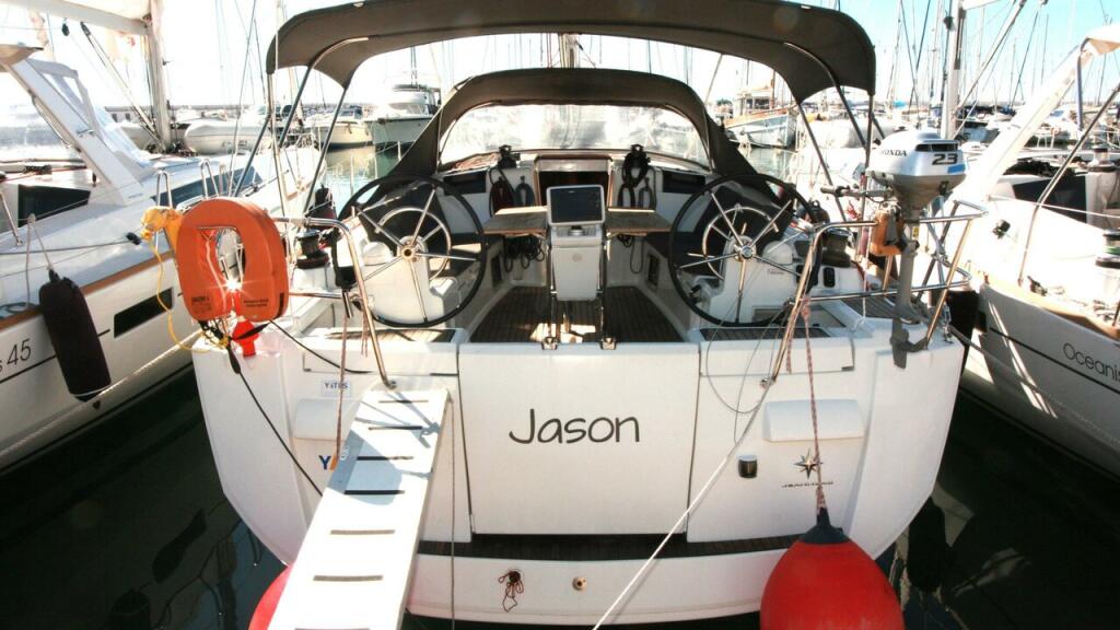 Sailing yacht 