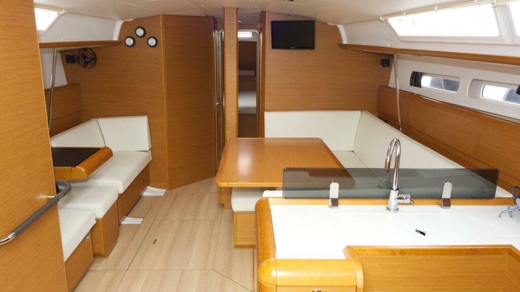 Sailing yacht 