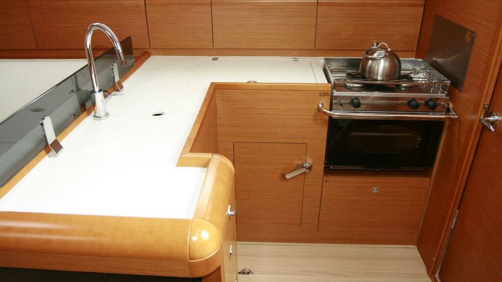 Sailing yacht 