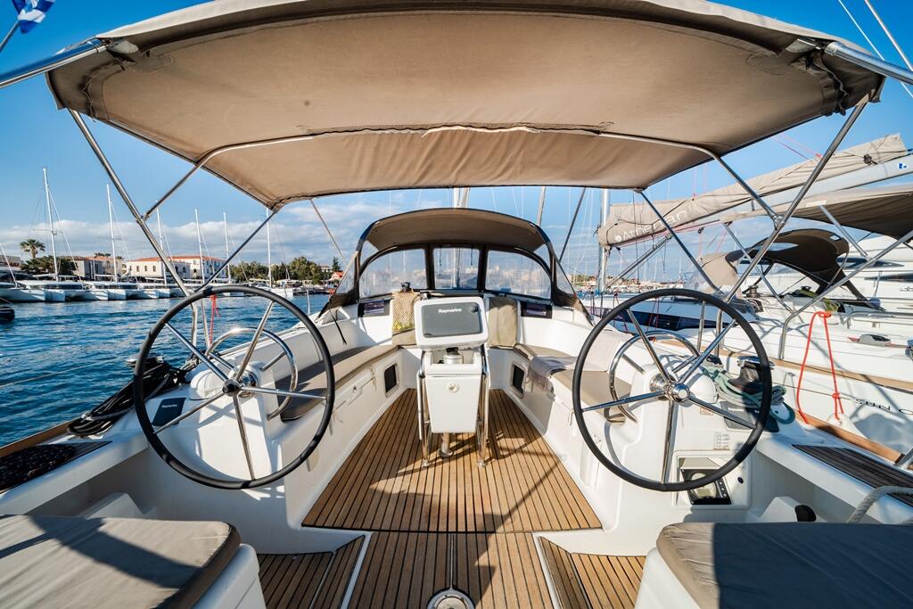 Sailing yacht 
