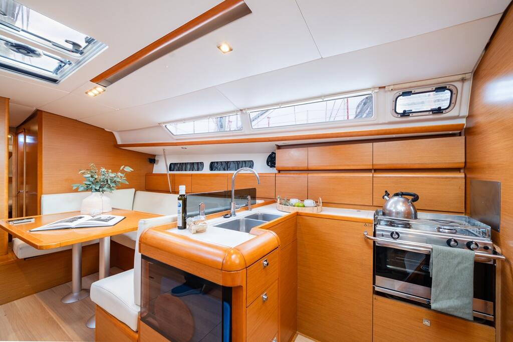 Sailing yacht 