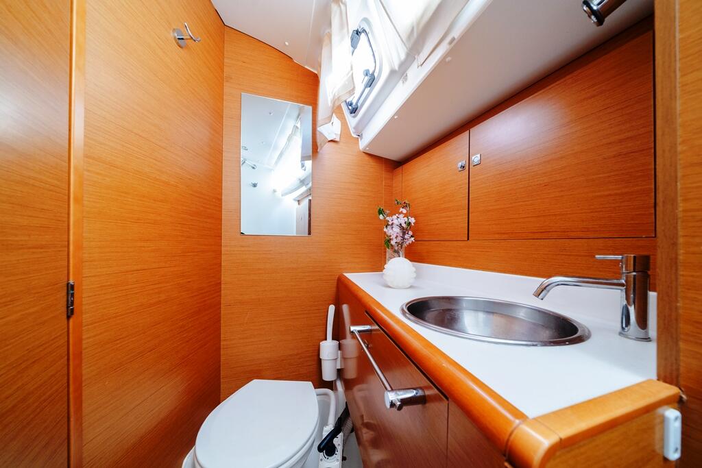 Sailing yacht 